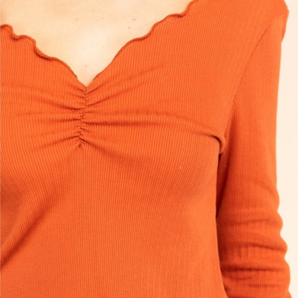 Ribbed knit gathered bust v-neck lettuce hem top - Picture 3 of 9